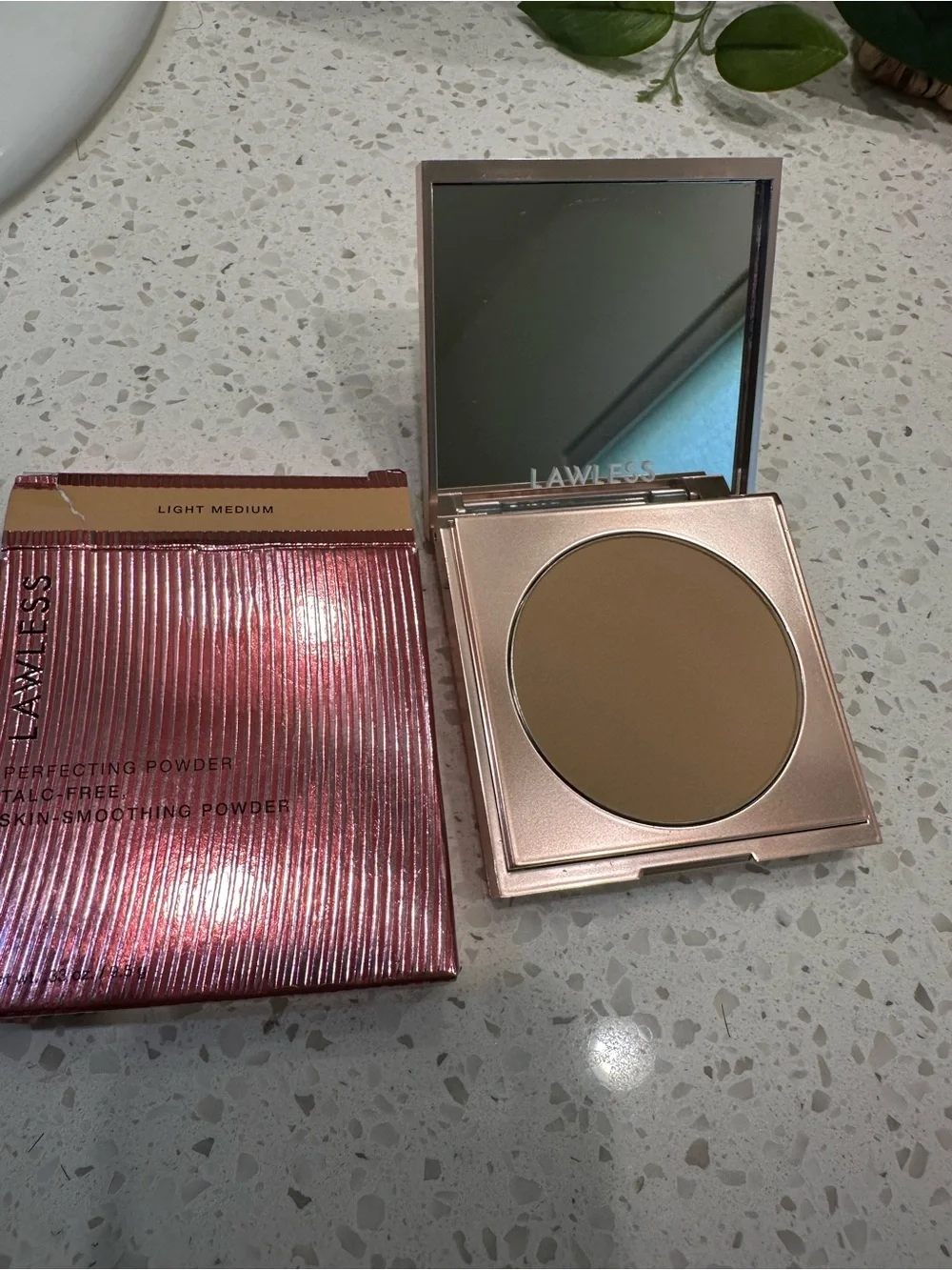 LAWLESS Perfecting Powder - Light Medium - Talc Free